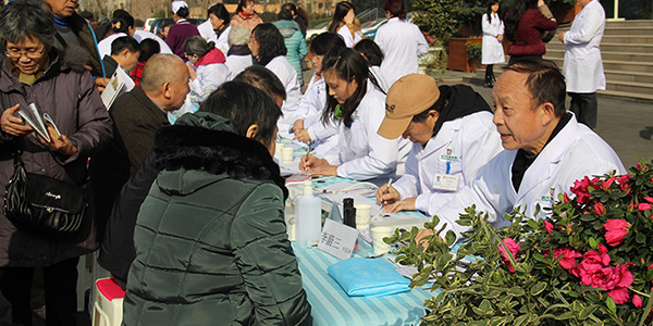 2014年12月16日四川友谊医院盛大开业 举办大型义诊活动