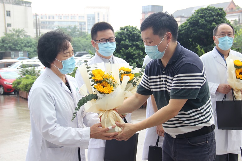 成都市锦江区卫健局医师节慰问四川友谊医院医务人员