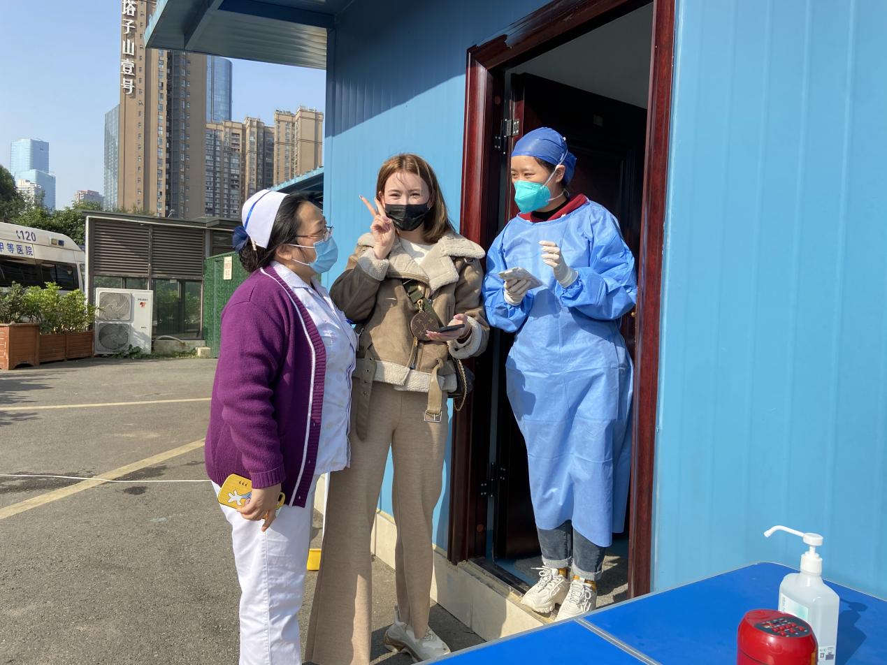 金发美女护照掉友谊完璧归赵