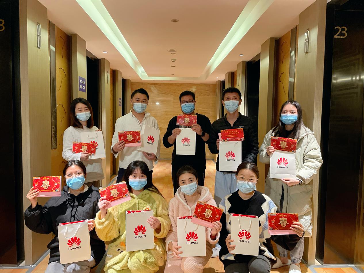 四川友谊医院对隔离酒店医疗保障人员及家属进行节前慰问