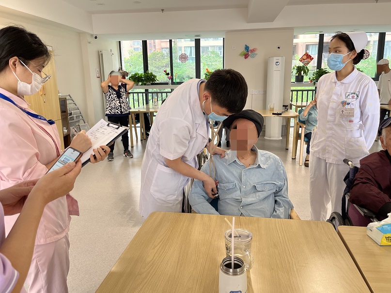 把健康送上门――四川友谊医院走进养老中心开展送健康巡诊活动
