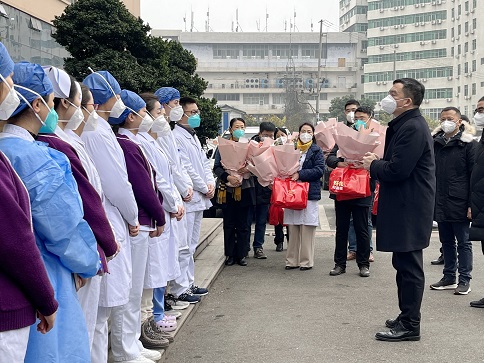 王乾副市长一行到四川友谊医院实地调研医疗救治保障工作并慰问坚守岗位医务人员