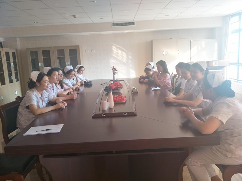 四川友谊医院举行新护士茶话会