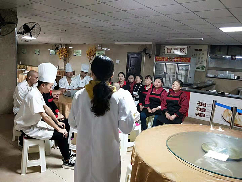 四川友谊医院营养科对营养食堂职工进行《食品安全法》培训