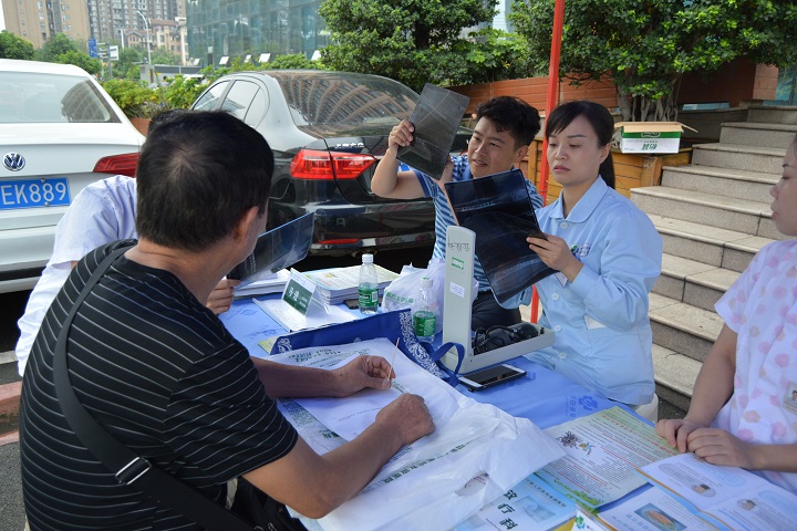 四川友谊医院联合省人民医院对口支援专家医师节期间举行义诊活动