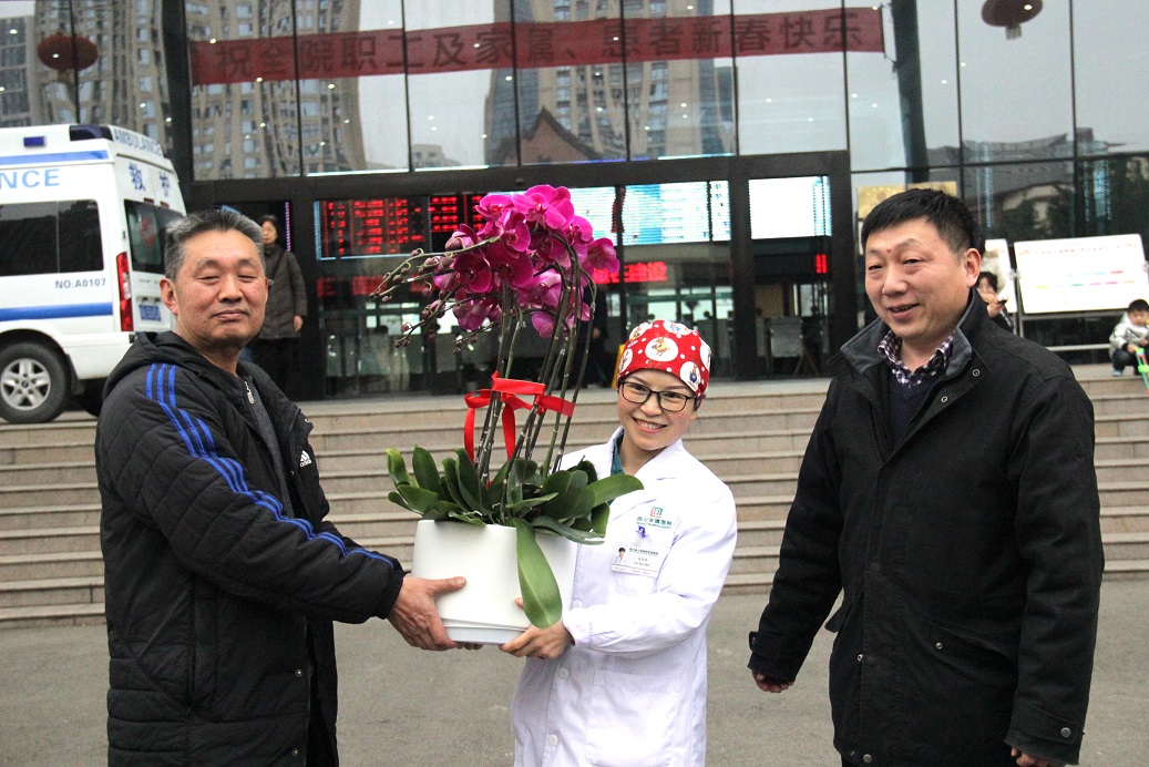 成都市锦江区人大常委会副主任刘平走访慰问我院人大代表马玉凤同志