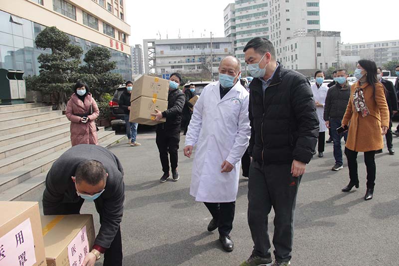 成都市锦江区政府王乾区长看望慰问四川友谊医院疫情防控一线医护人员