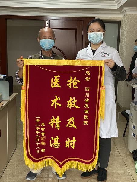 一面从南门送到东门的锦旗