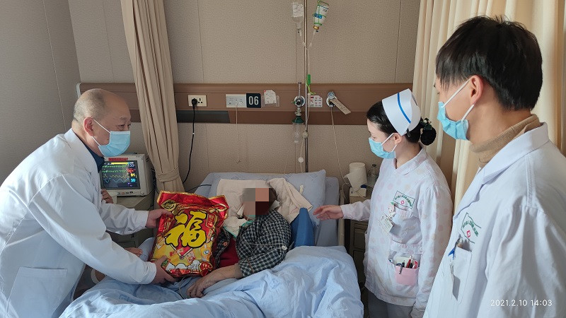 四川友谊医院开展2021年春节住院患者慰问活动