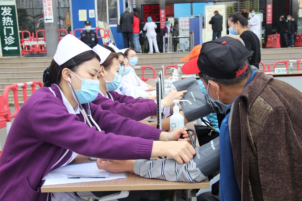 四川友谊医院举行大型肿瘤防治义诊活动